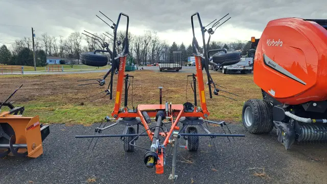 Image of Kubota TE4052T equipment image 4