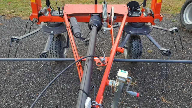 Image of Kubota TE4052T equipment image 3