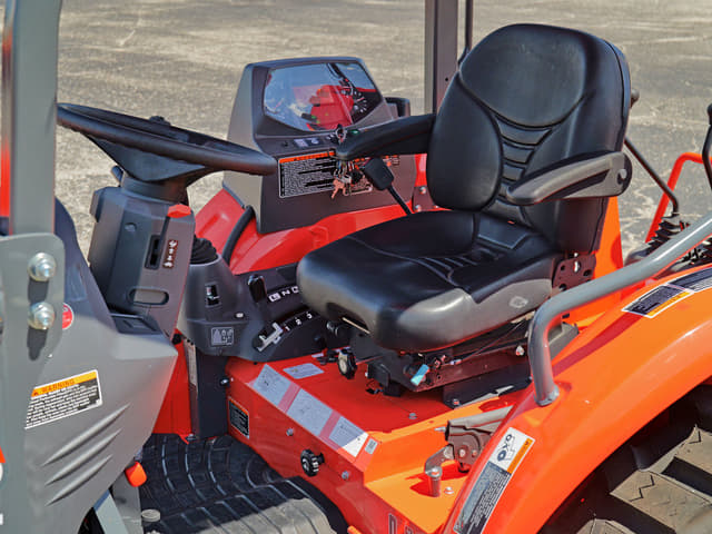 Image of Kubota M62 equipment image 4