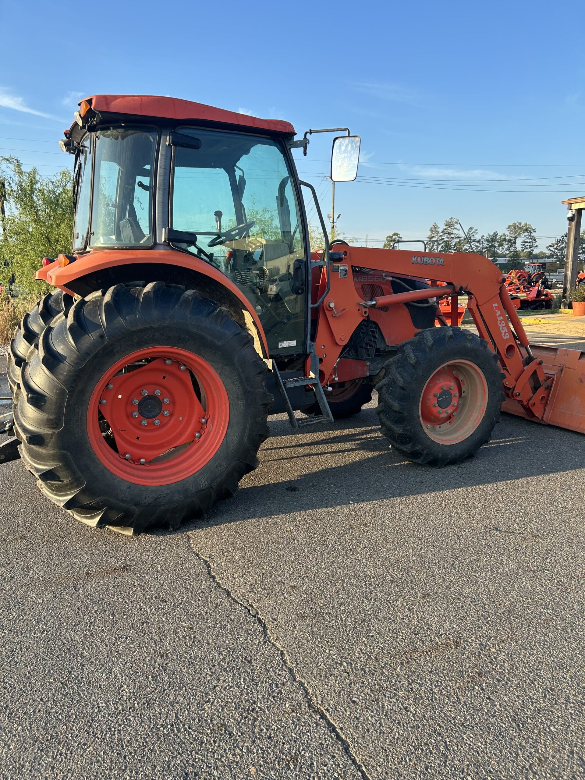 Kubota M8560 Equipment Image0