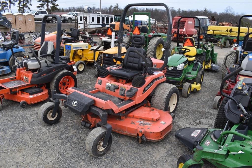 Kubota ZD28 Equipment Image0