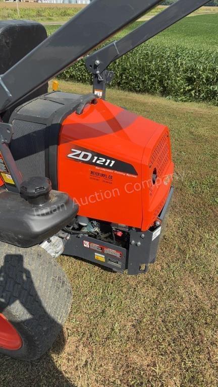 Image of Kubota ZD1211 equipment image 3