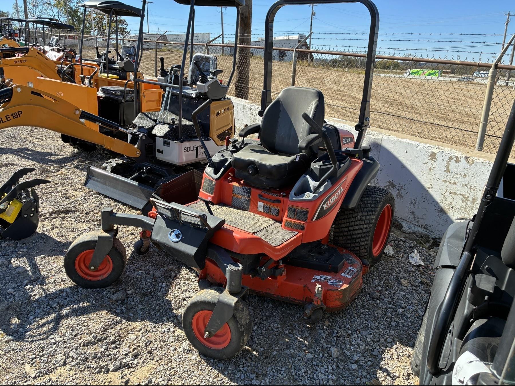 Kubota ZD1211 Equipment Image0