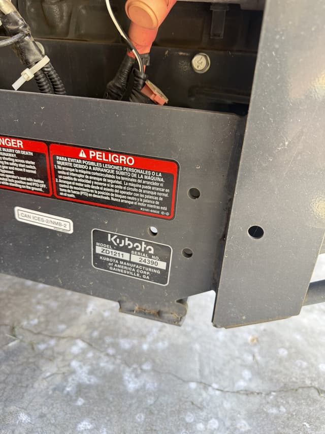 Image of Kubota ZD1211 equipment image 4