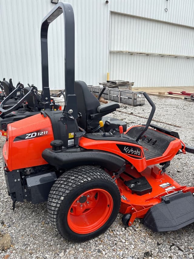 Image of Kubota ZD1211L equipment image 2