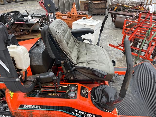 Image of Kubota ZD28 equipment image 4