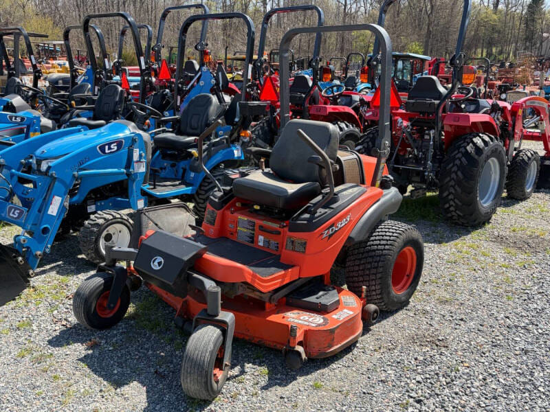 Kubota ZD323 Equipment Image0