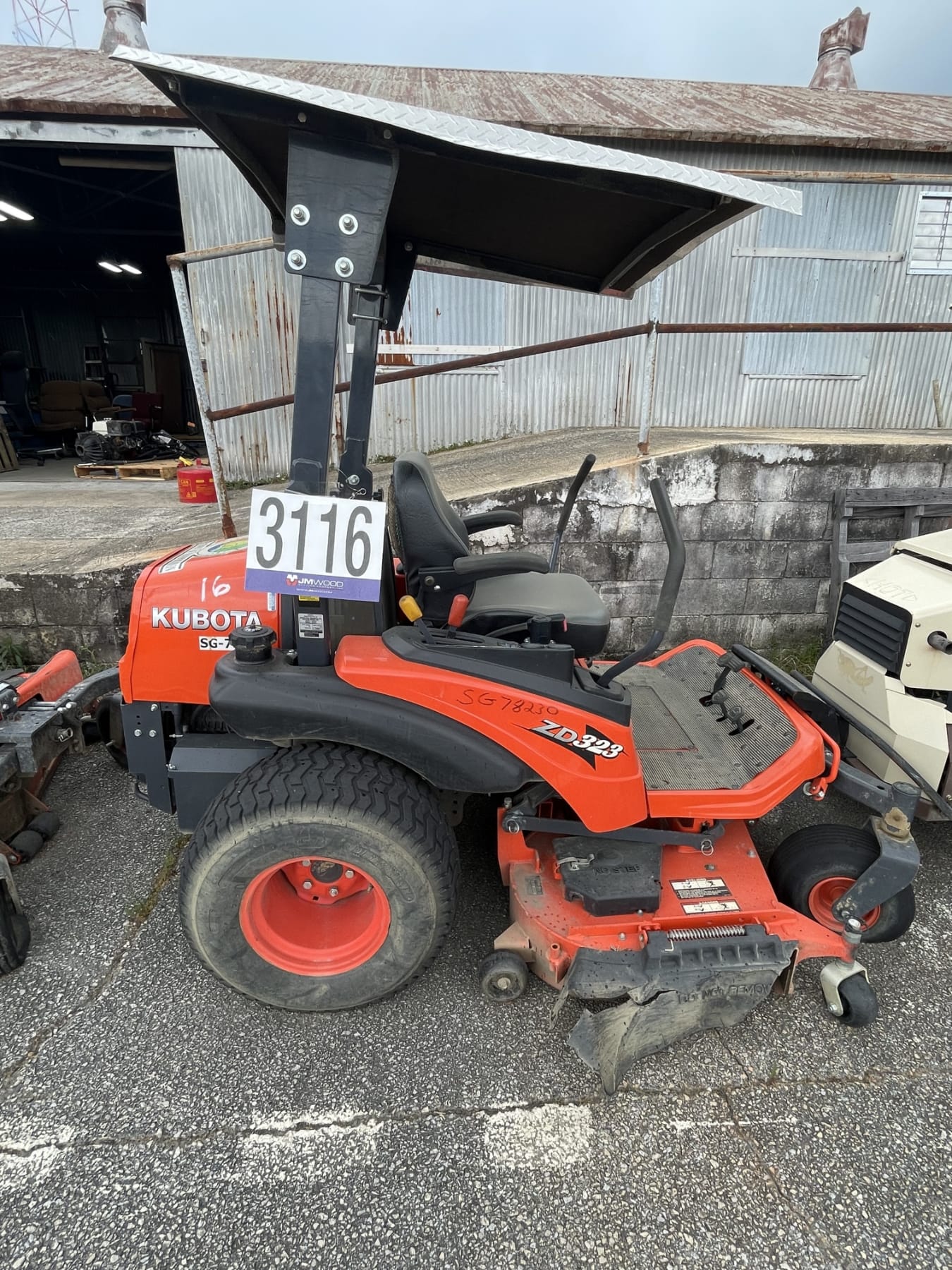 Kubota ZD323 Equipment Image0