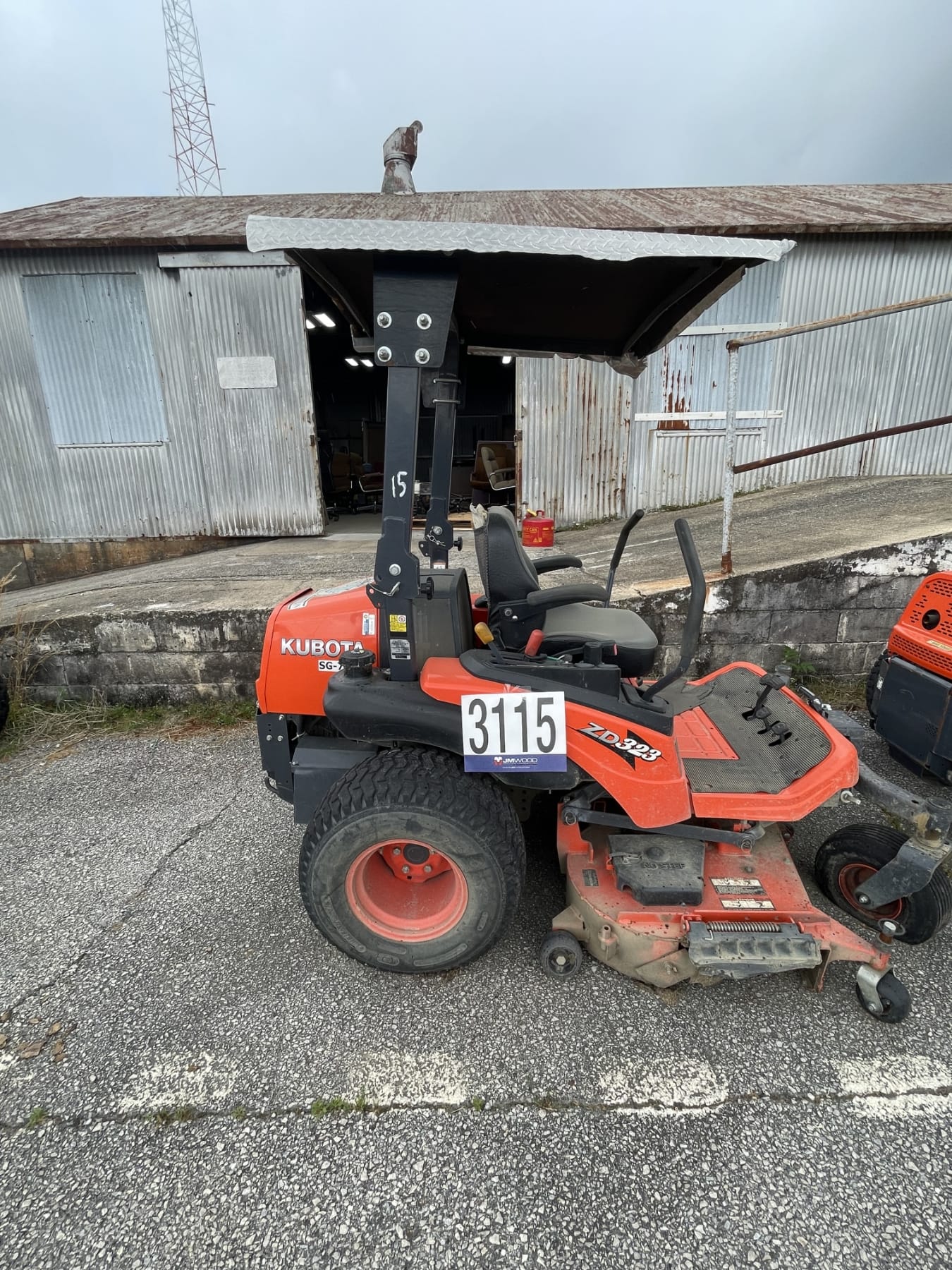 Kubota ZD323 Equipment Image0