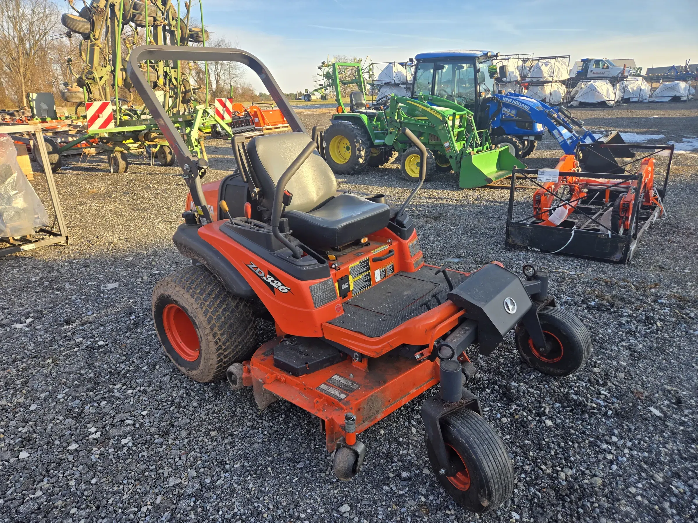 Kubota ZD326 Equipment Image0