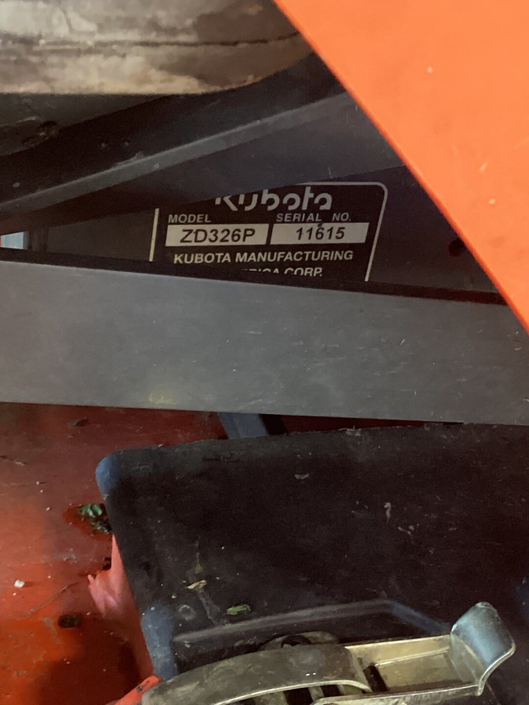 Kubota ZD326 Equipment Image0