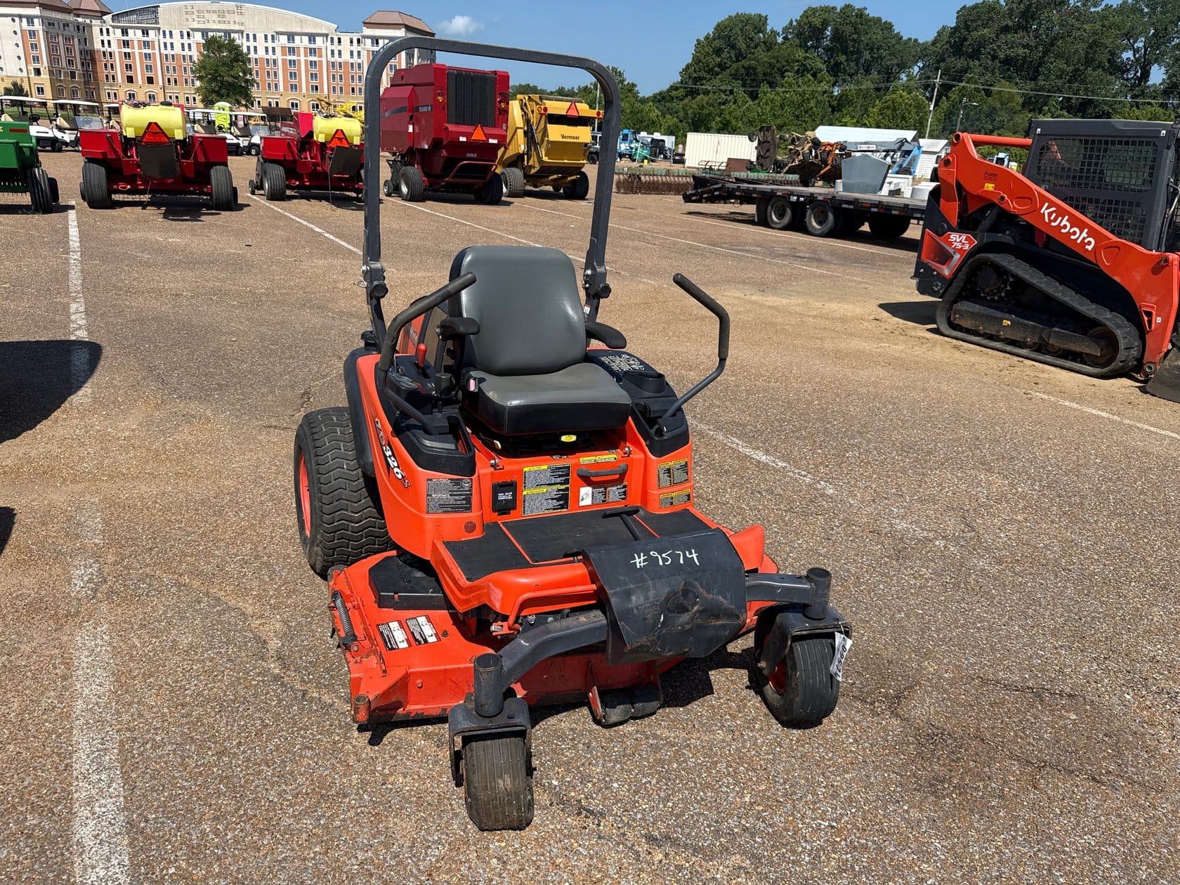 Kubota ZD326S Equipment Image0