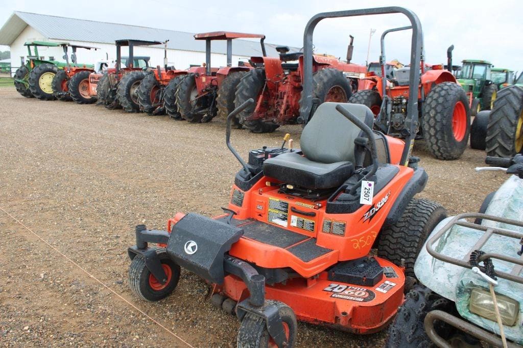 Kubota ZD326S Equipment Image0