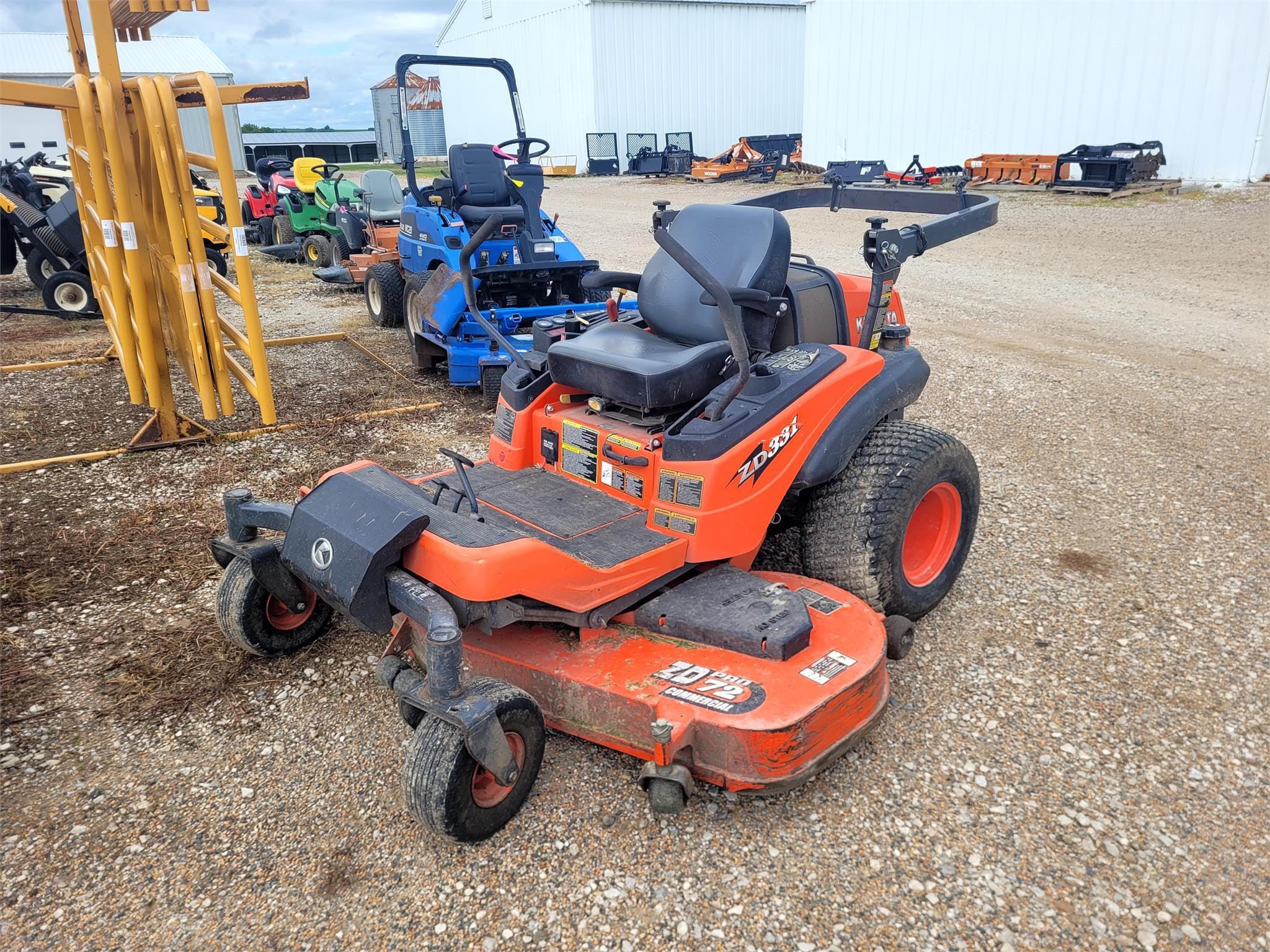 Kubota ZD331 Equipment Image0