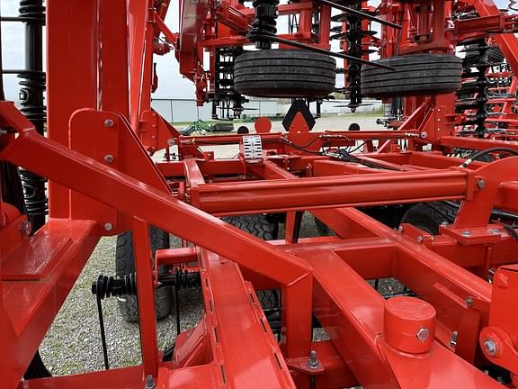 Image of Kuhn Krause Excelerator XT 8010 equipment image 4