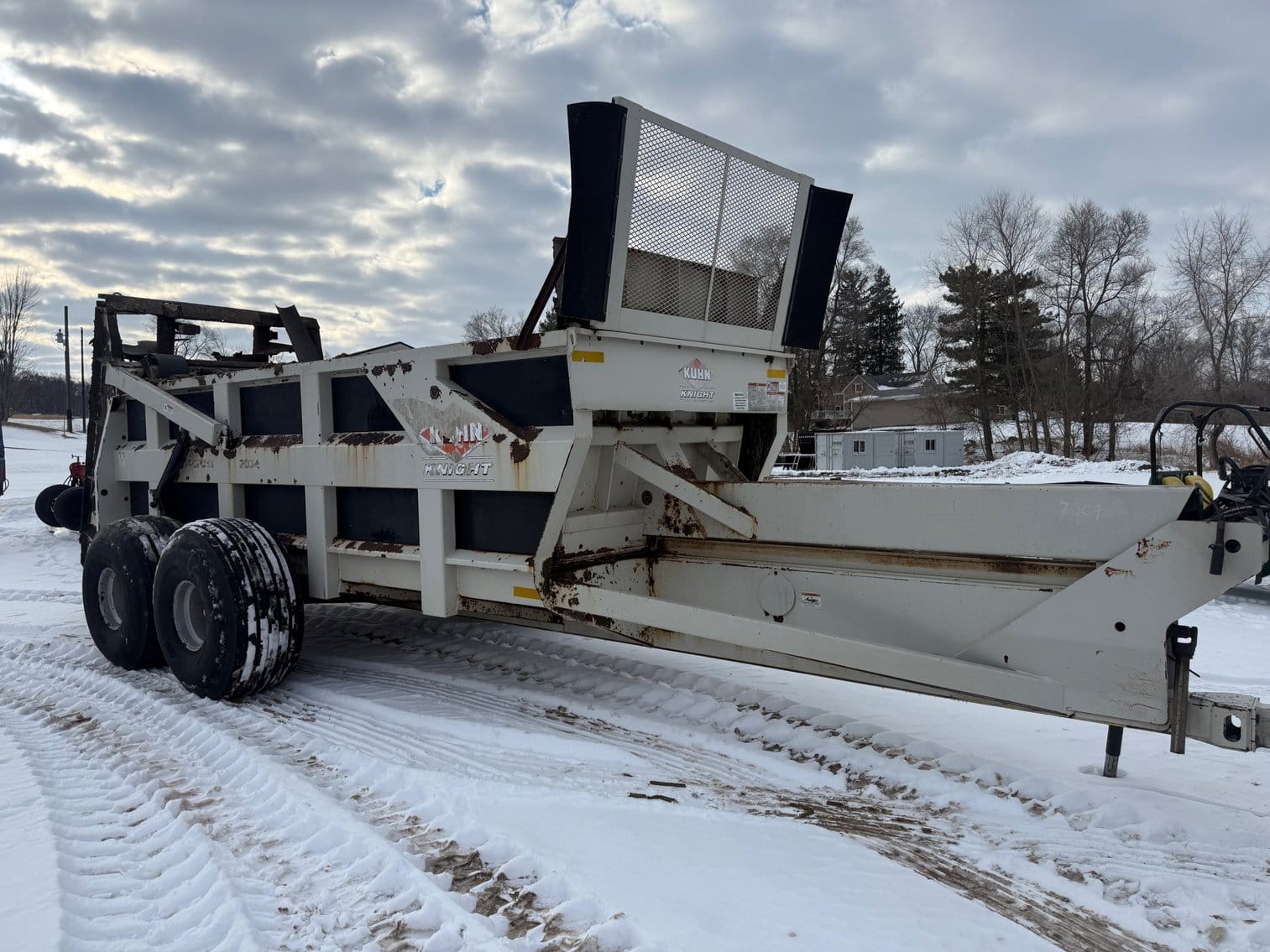 Kuhn Knight 2054 Equipment Image0