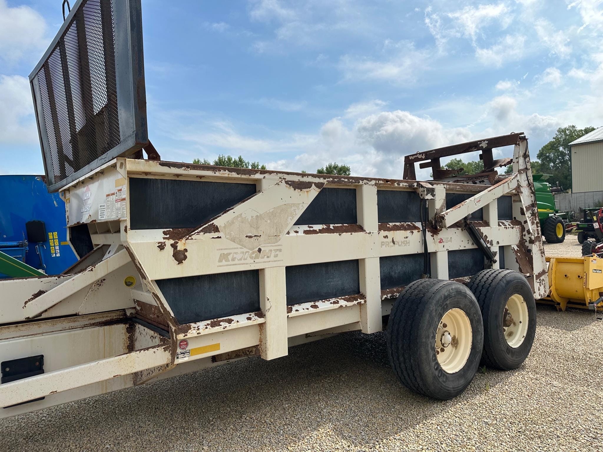 Kuhn Knight 2054 Equipment Image0