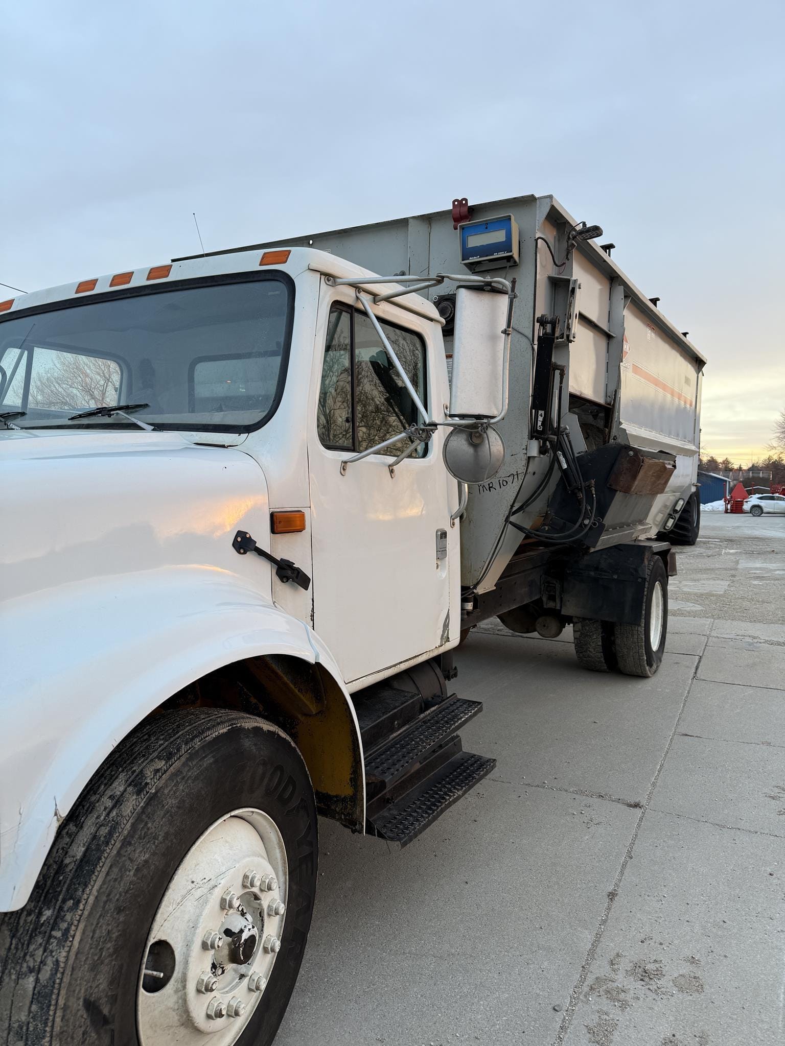 Kuhn Knight 3060 Equipment Image0