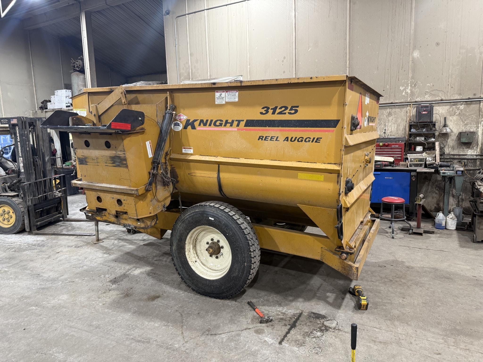 Kuhn Knight 3125 Equipment Image0