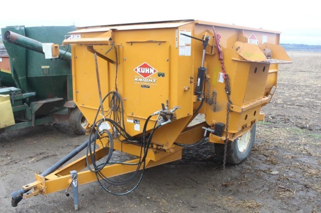 Kuhn Knight 3125 Equipment Image0