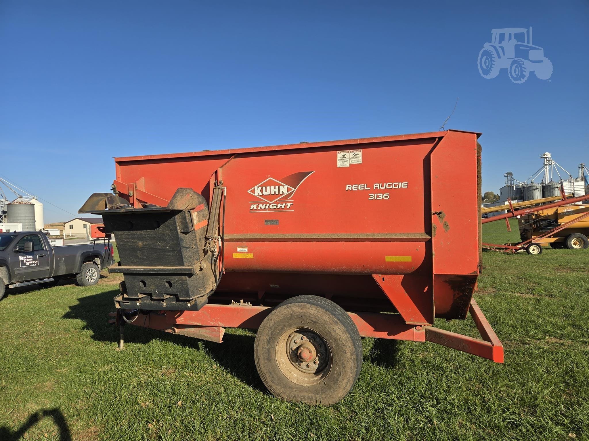 Kuhn Knight 3136 Equipment Image0
