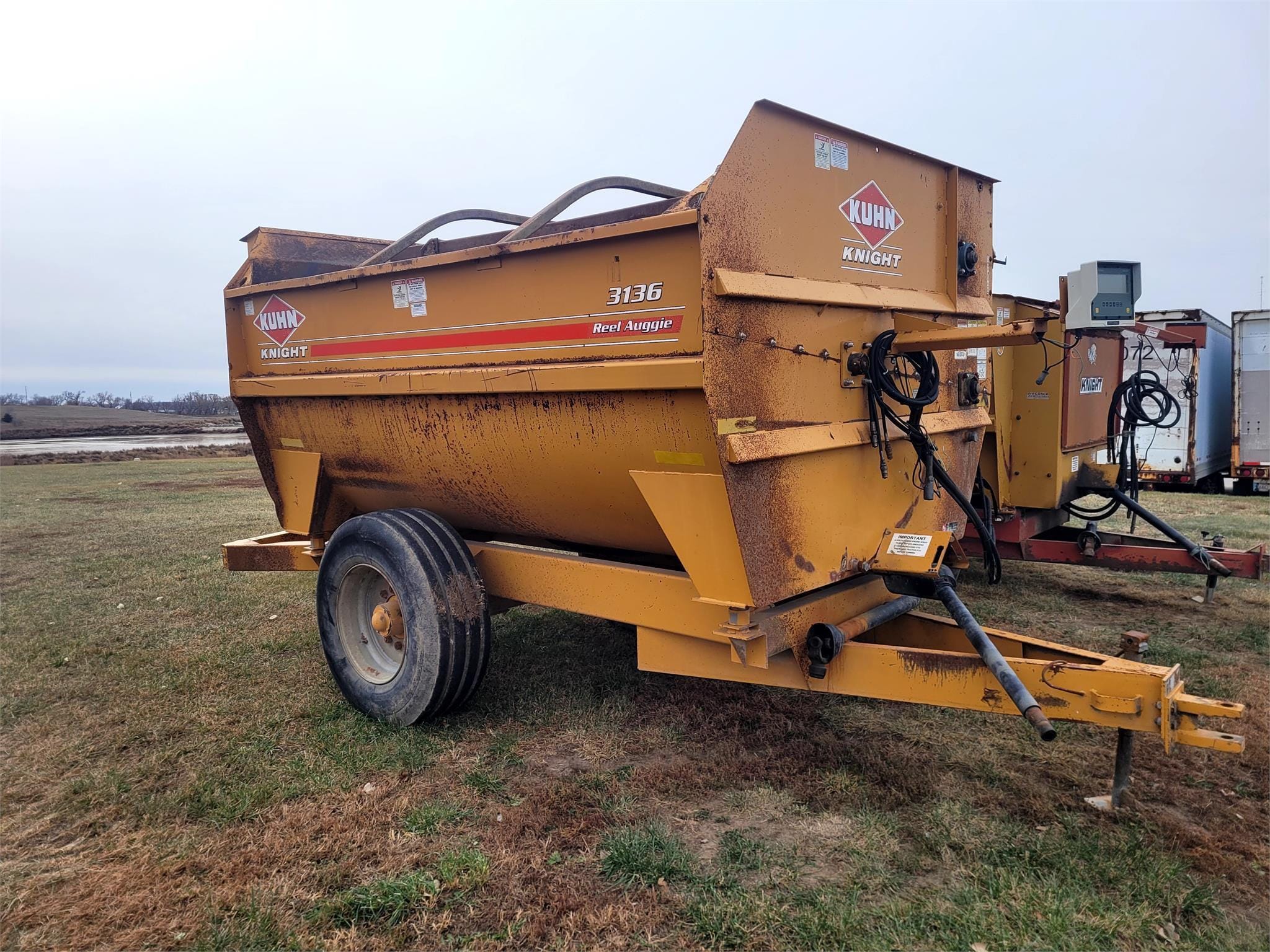 Kuhn Knight 3136 Equipment Image0