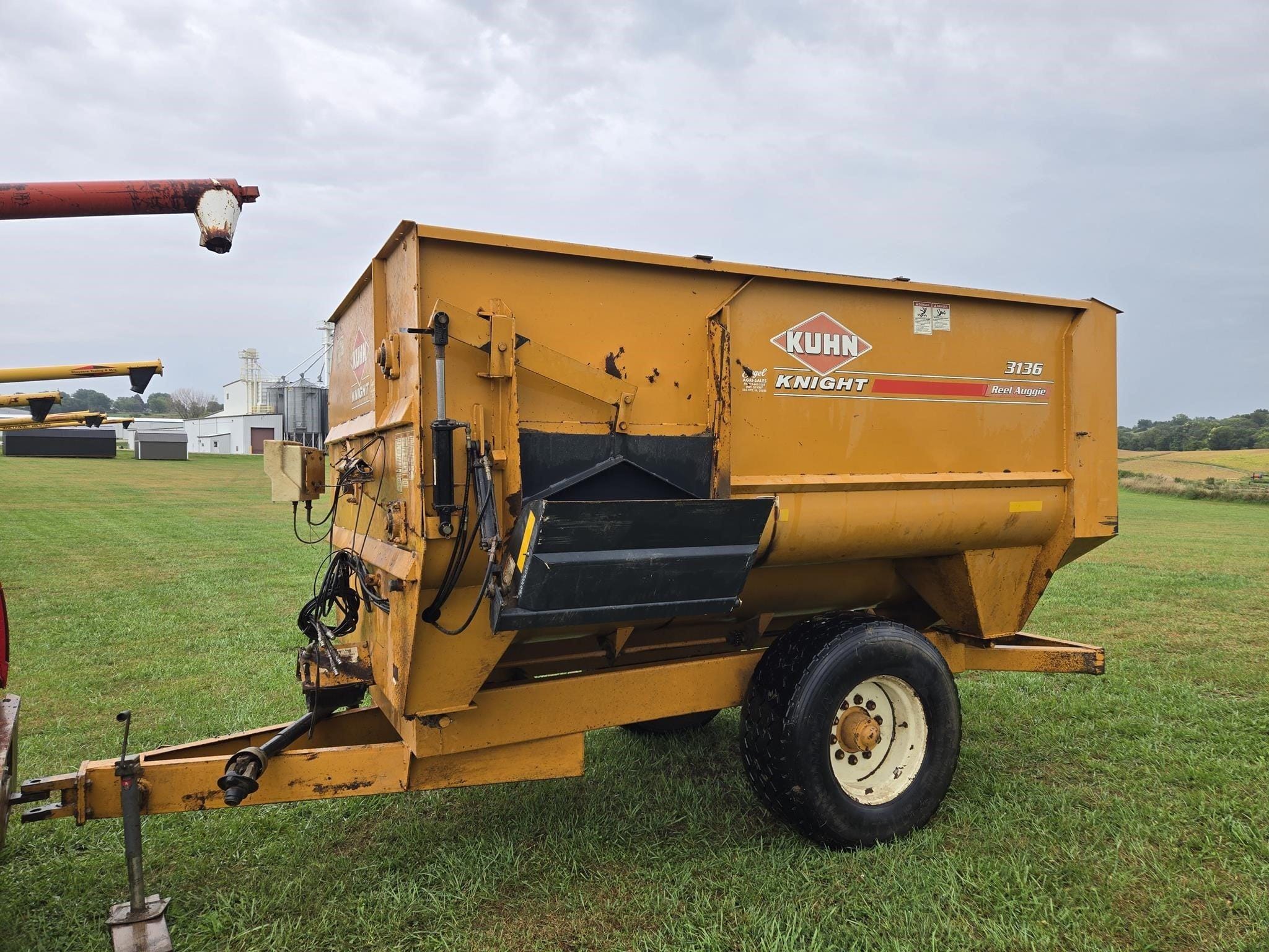 Kuhn Knight 3136 Equipment Image0