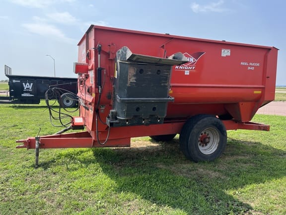 Kuhn Knight 3142 Equipment Image0