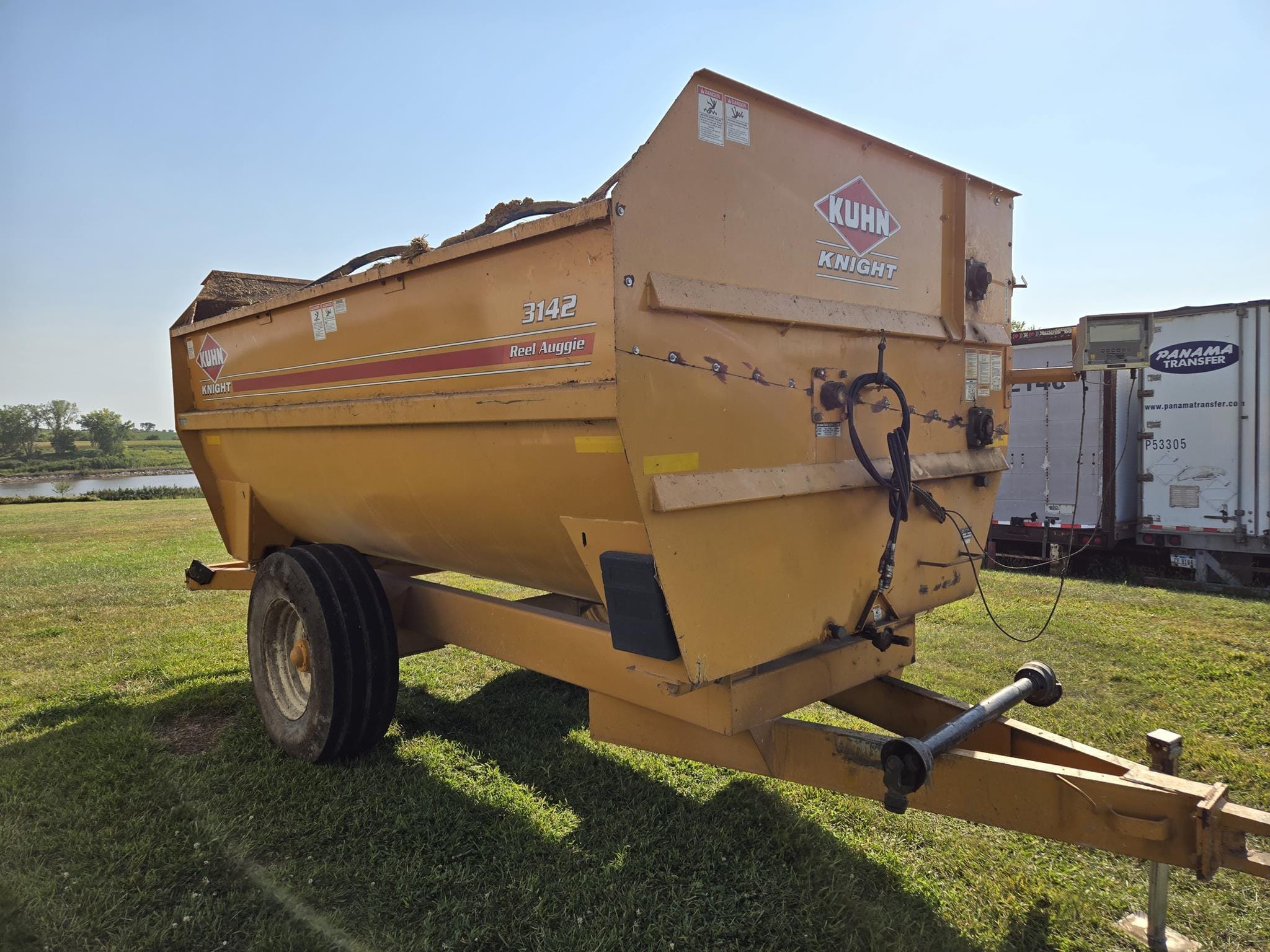 Kuhn Knight 3142 Equipment Image0