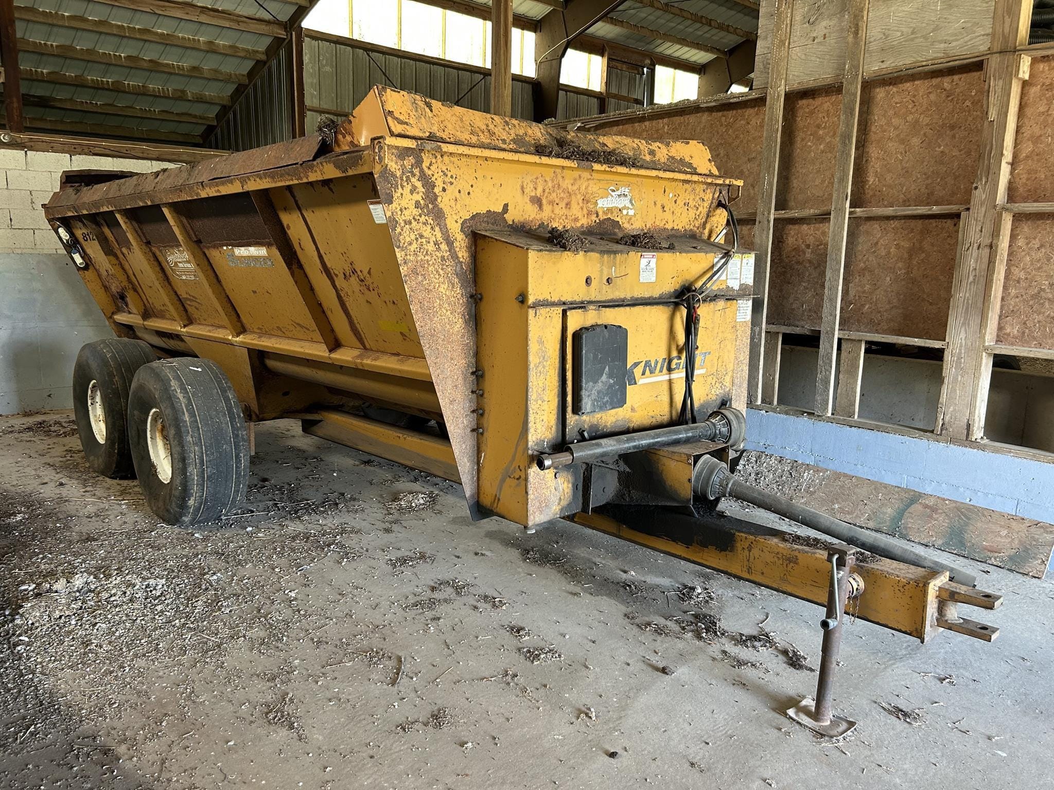 Kuhn Knight 8124 Equipment Image0