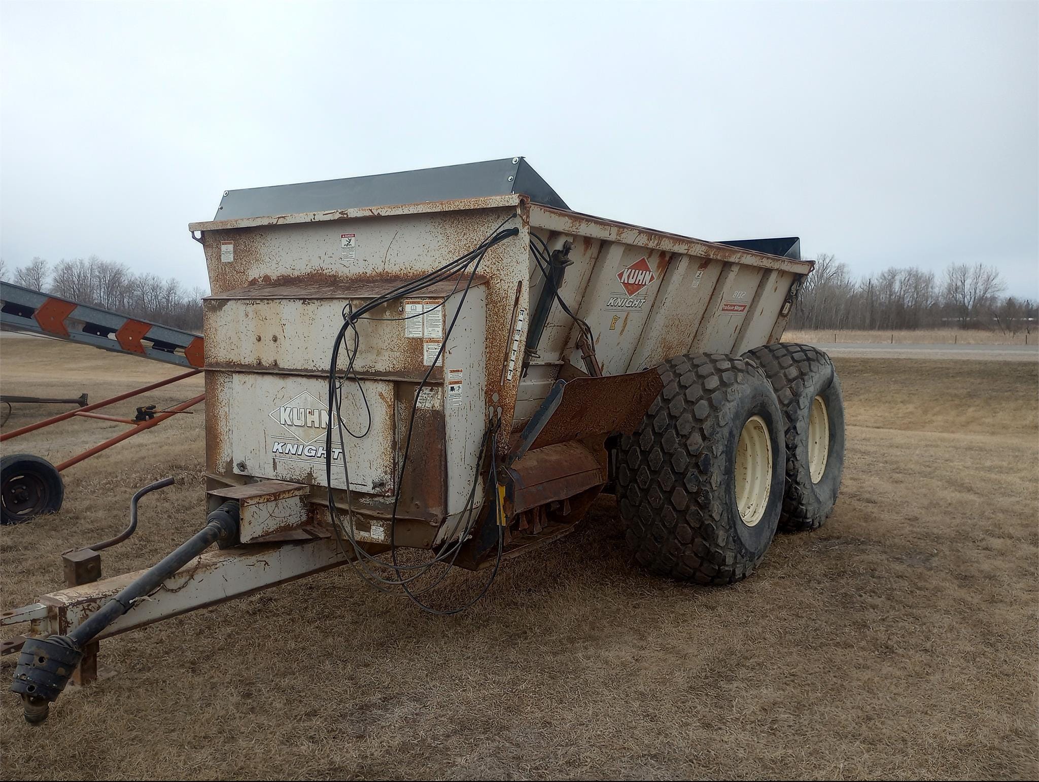Kuhn Knight 8132 Equipment Image0