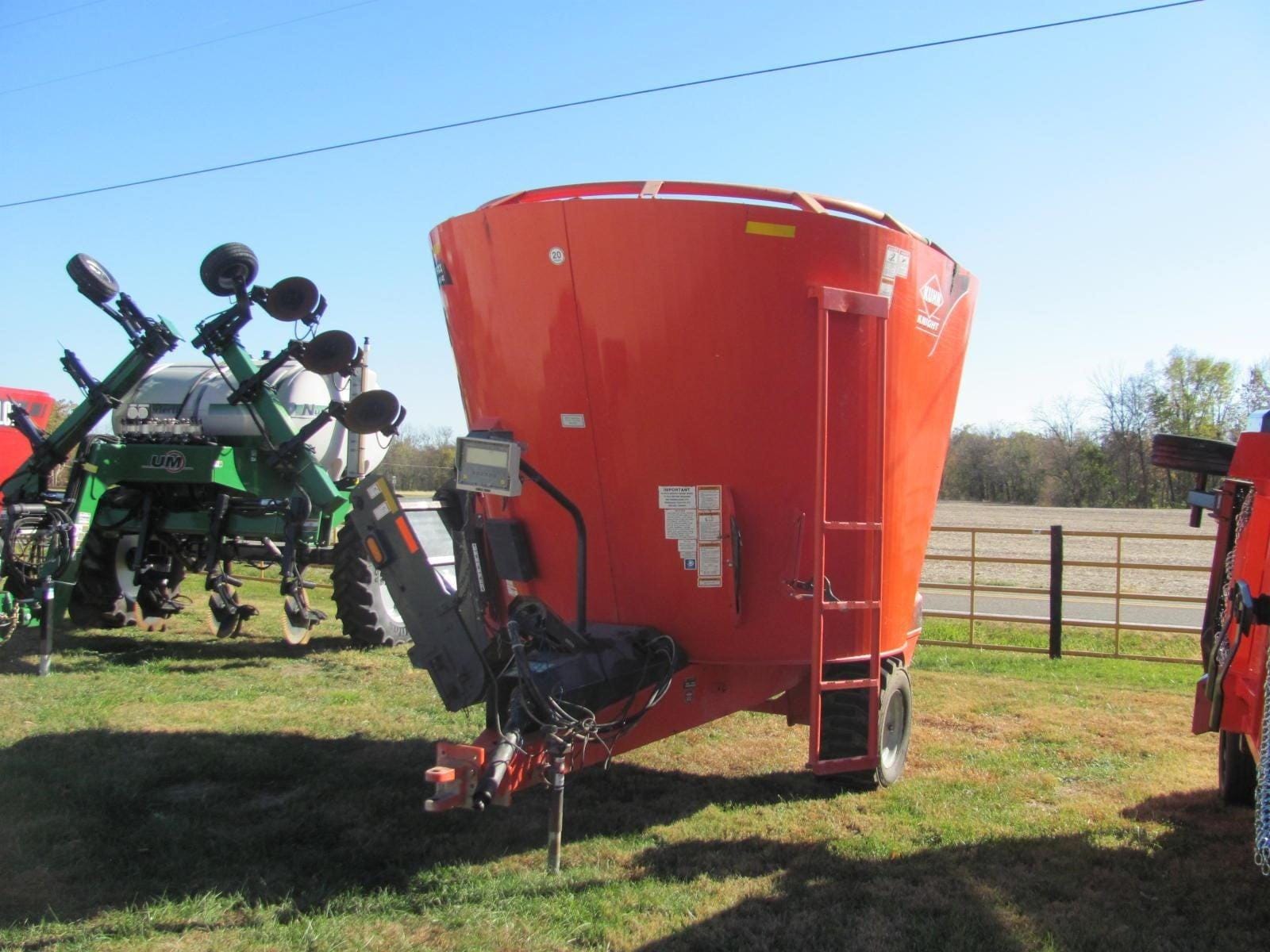 Kuhn Knight VS143 Equipment Image0