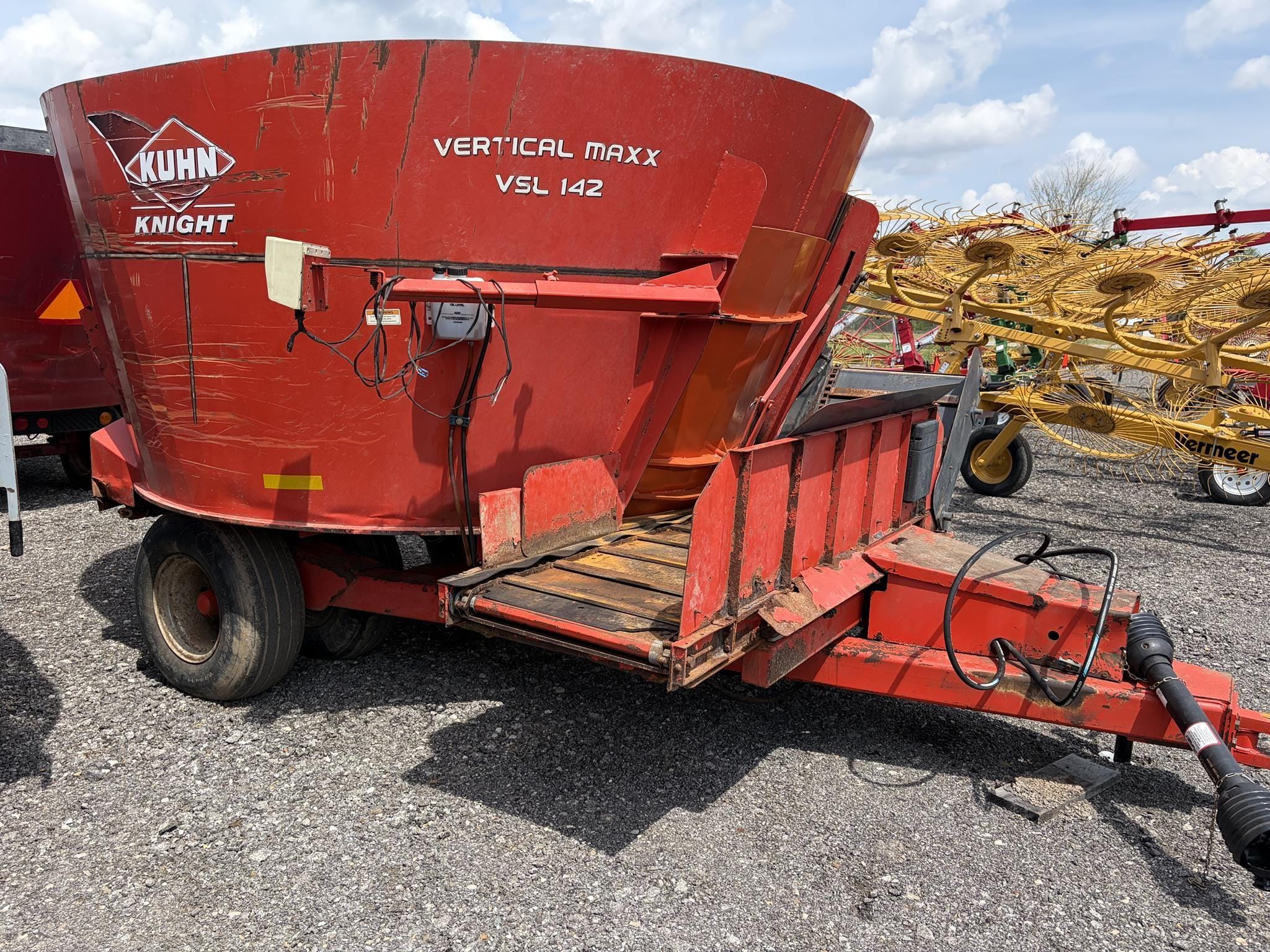 Kuhn Knight VSL142 Equipment Image0