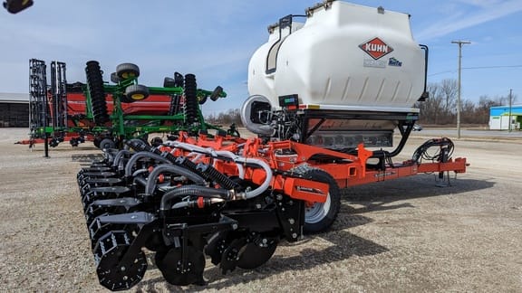 SOLD - Kuhn Krause 1210-830 Stock No. FN000566 Tillage with 8 Rows