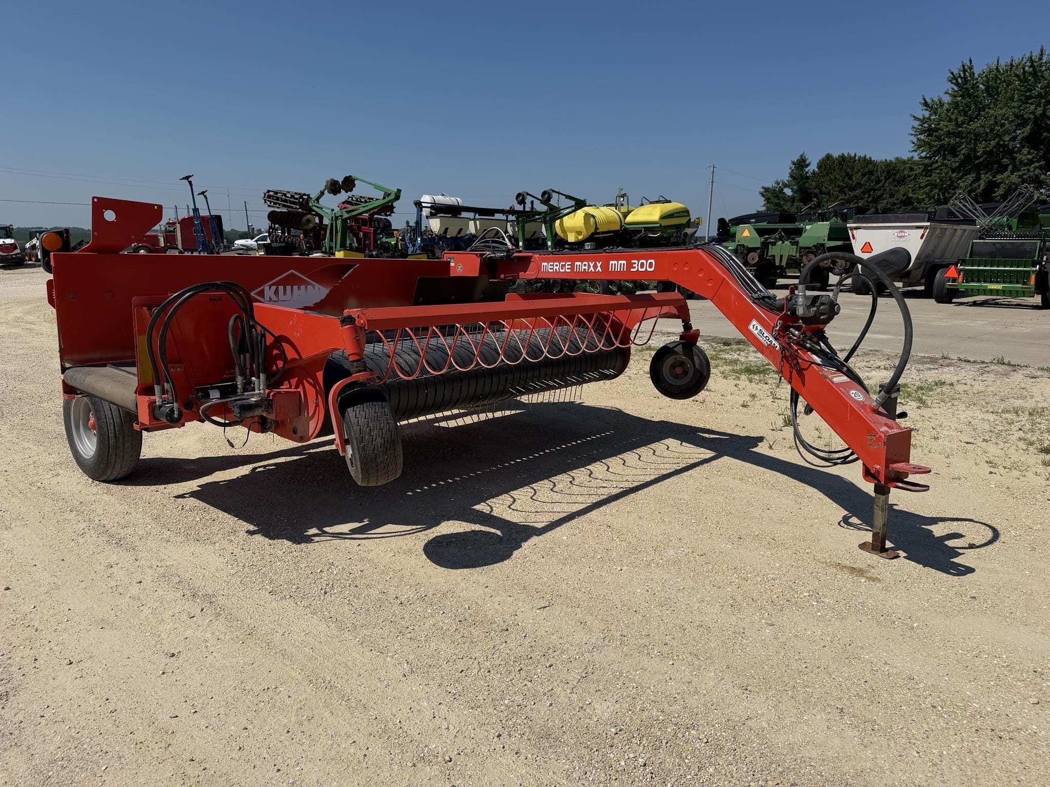 Kuhn Merge-Maxx 300 Equipment Image0