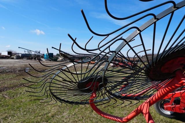 Image of Kuhn SR108 equipment image 2