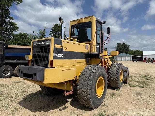 Image of Komatsu WA250 equipment image 3