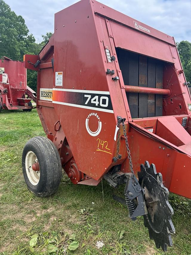 Image of Hesston 740 equipment image 2