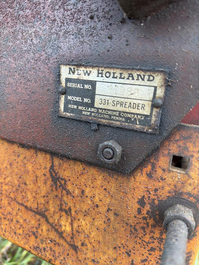 Image of New Holland 331 equipment image 3