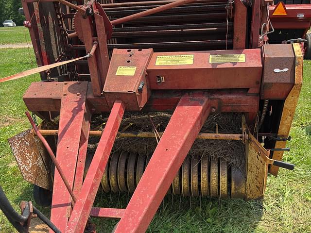 Image of New Holland 845 equipment image 4