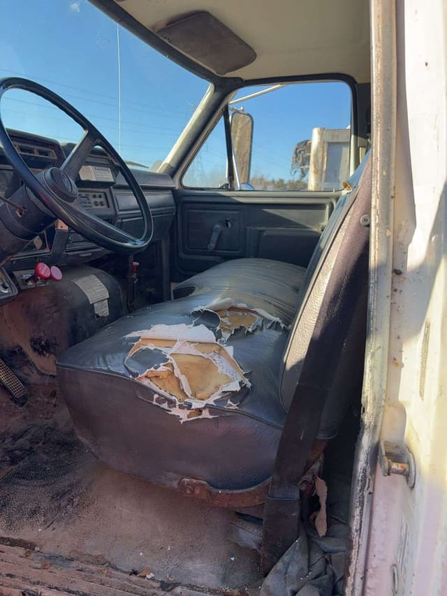 Image of Ford F-700 equipment image 2