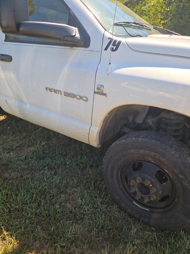 Image of Dodge Ram 3500 equipment image 3