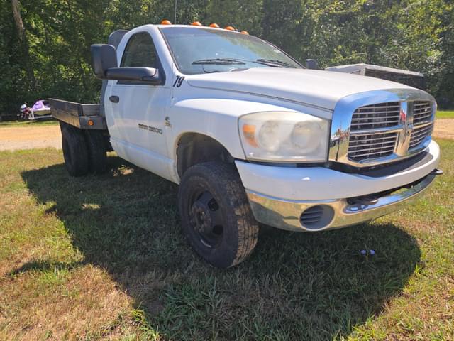 Image of Dodge Ram 3500 equipment image 2
