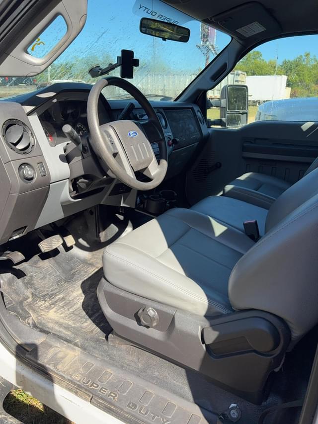 Image of Ford F-350 equipment image 4