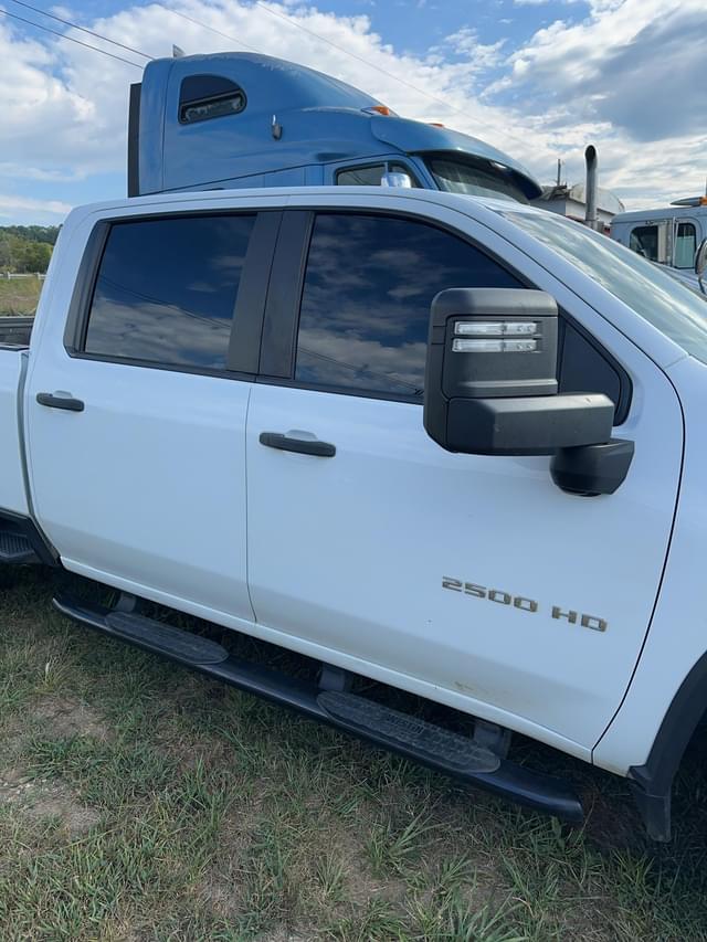 Image of Chevrolet Silverado equipment image 4