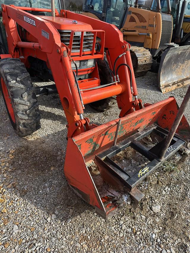 Image of Kubota M9000 equipment image 4