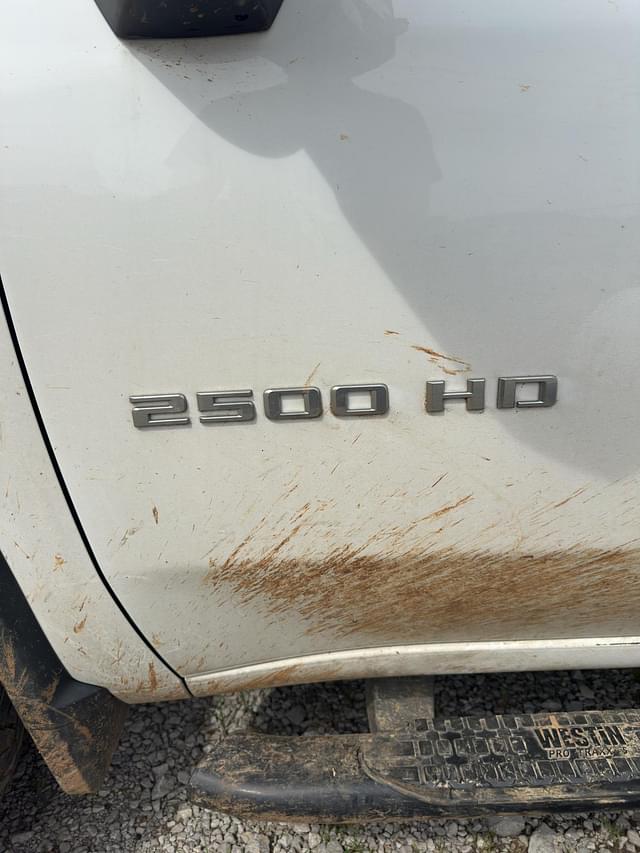 Image of Chevrolet 2500HD equipment image 4