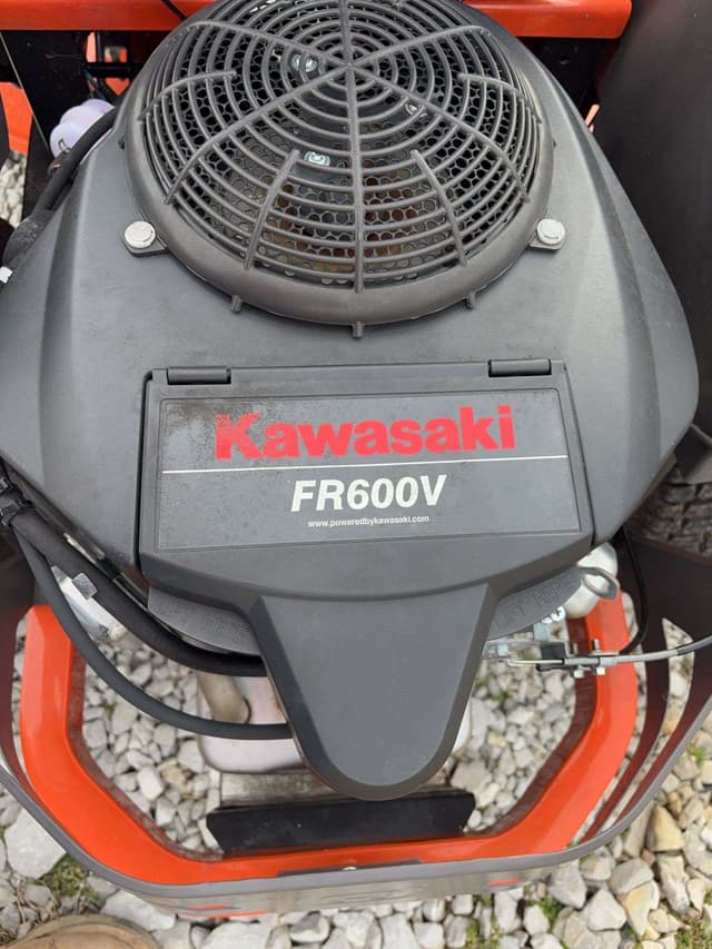 Image of Husqvarna Z242F equipment image 3