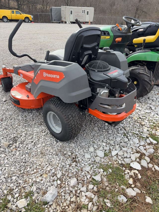 Image of Husqvarna Z242F equipment image 4