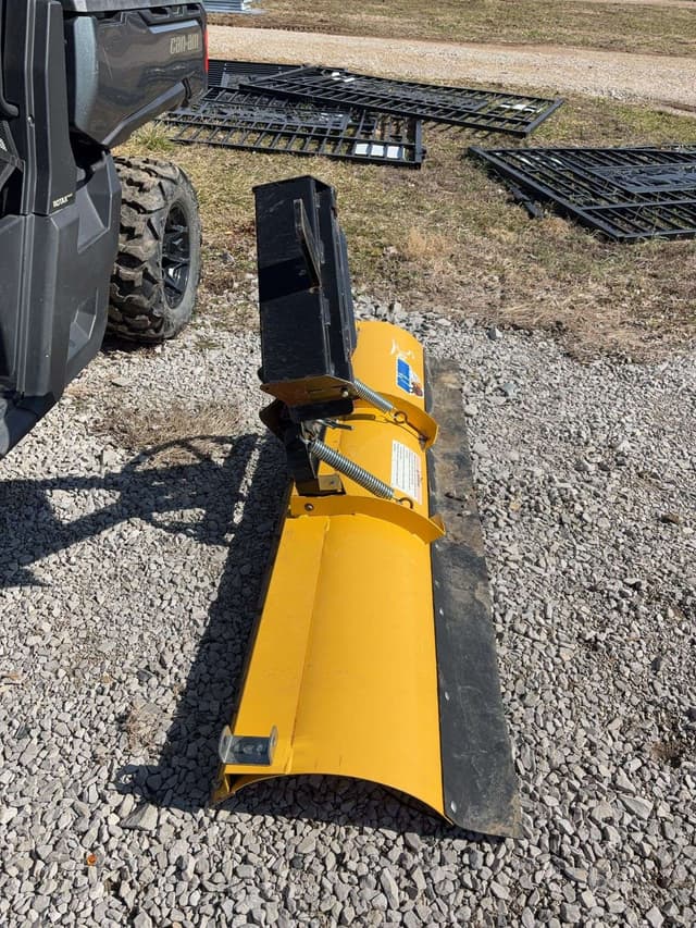 Image of Can-Am Defender equipment image 3